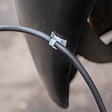 Хомут-стяжка нейлоновая с крепежным пистоном REXANT 100x2,5 мм, ø 2,4 мм, белая, упаковка 100 шт.